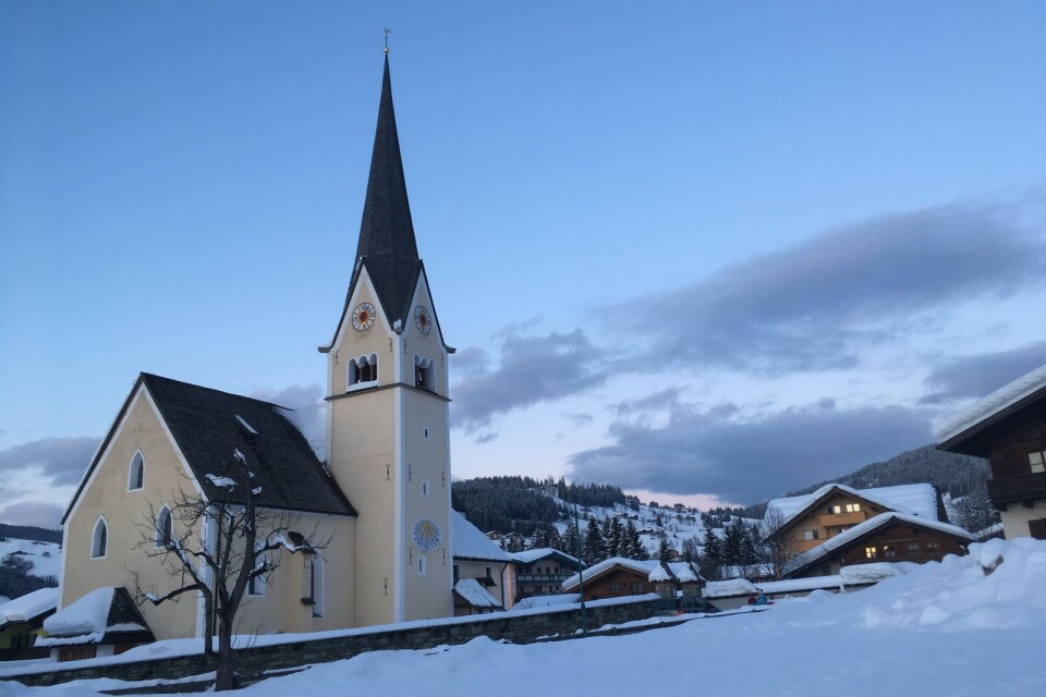 Den romersk-katolska kyrkan i Wagrains församling i Österrike ligger – förstås – mitt i byn, nedom skidbackarna.