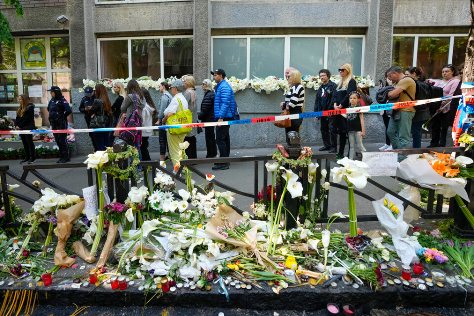 Människor köar för att kondolera utanför den skola i Belgrad där en 13-årig pojke i onsdags sköt ihjäl nio personer – åtta andra barn samt en säkerhetsvakt. Arkivbild.