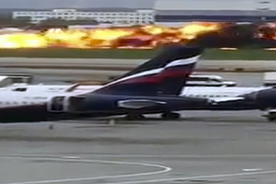 Elden spred sig snabbt efter nödlandningen med ett Aeroflotplan i Rysslands huvudstad Moskva.