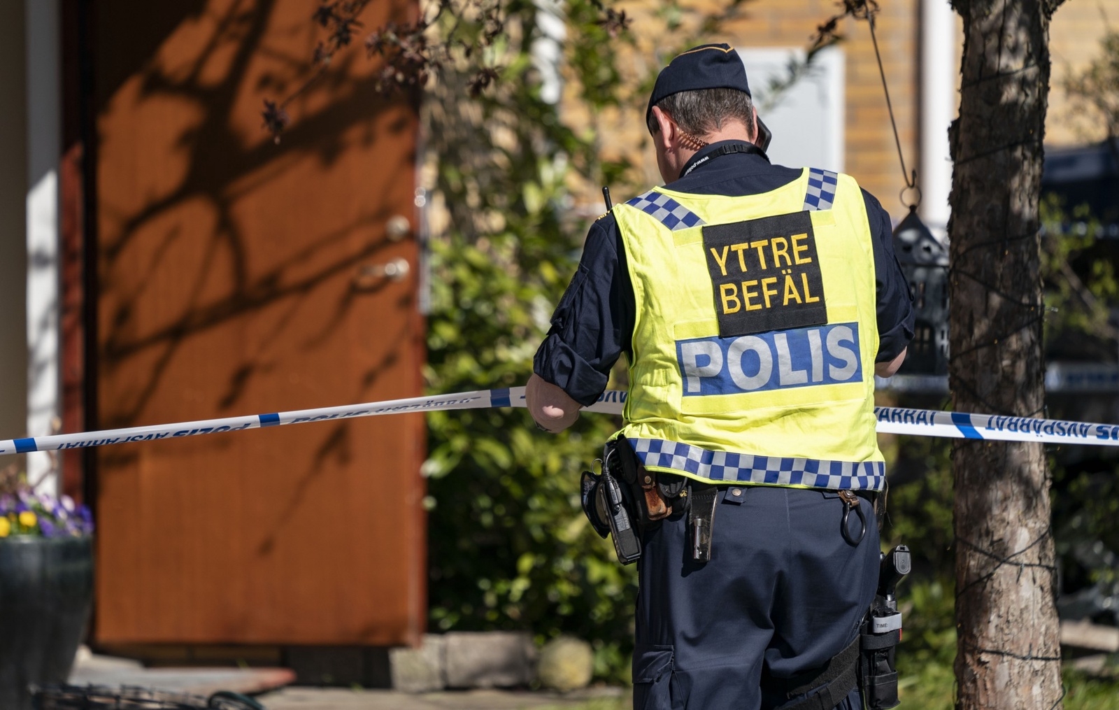 Polis och avspärrningar på Gunnesbo i Lund efter ett grovt brott på långfredagsmorgonen. 
Foto: Johan Nilsson / TT