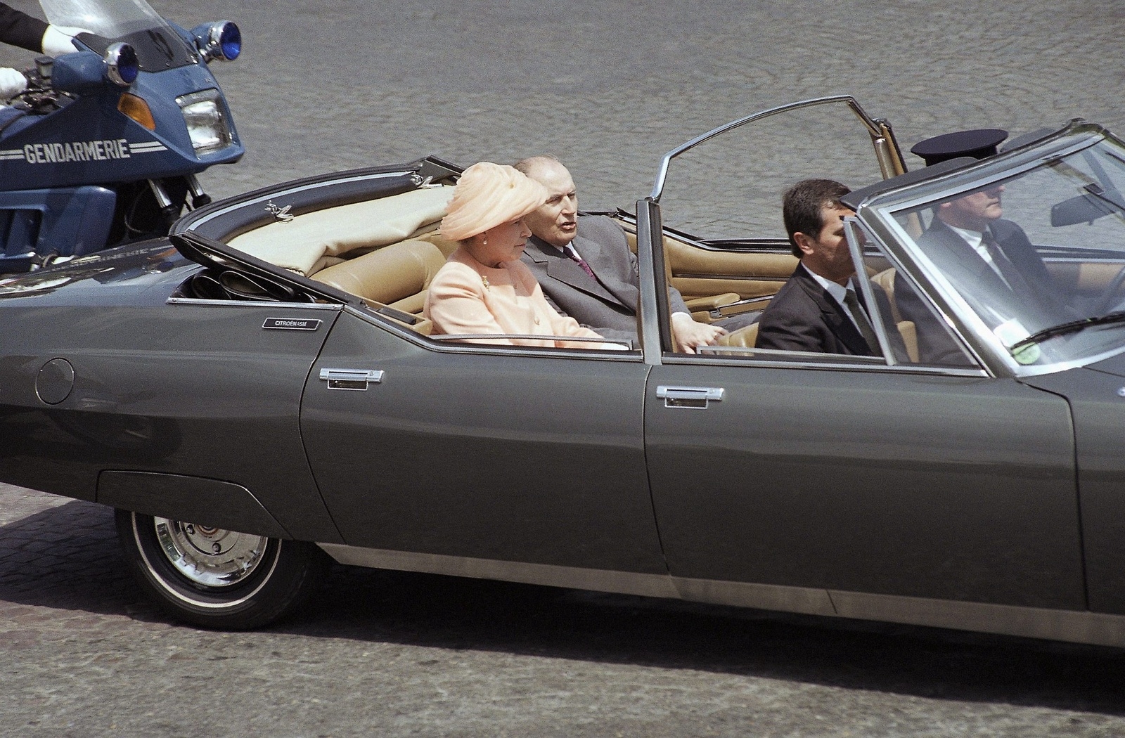 Den brittiska drottningen Elizabeth II åkte Citroën tillsammans med den dåvarande franske presidenten Francois Mitterrand under ett statsbesök 1992. Foto: Laurent Rebours/AP/TT