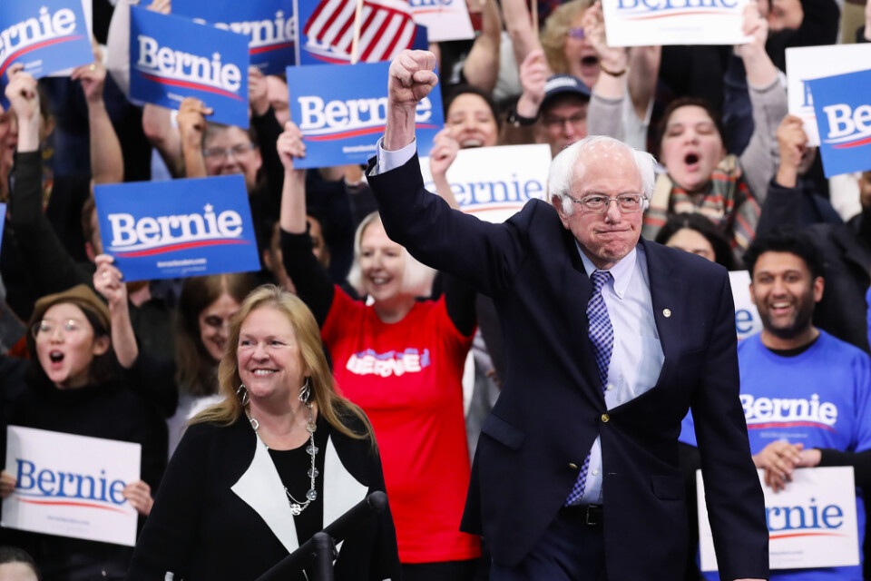 Vermontsenatorn och presidentaspiranten Bernie Sanders tillsammans med sin hustru Jane O'Meara Sanders på valvakan i Manchester i New Hampshire.
