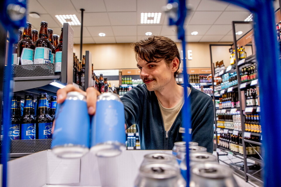 Systembolaget har öppnat en specialbutik för öl i Göteborg för att möta det ökade intresset för öl. Adam Bäck-Thorén fyller på sortimentet med 1|100 olika sorters öl.