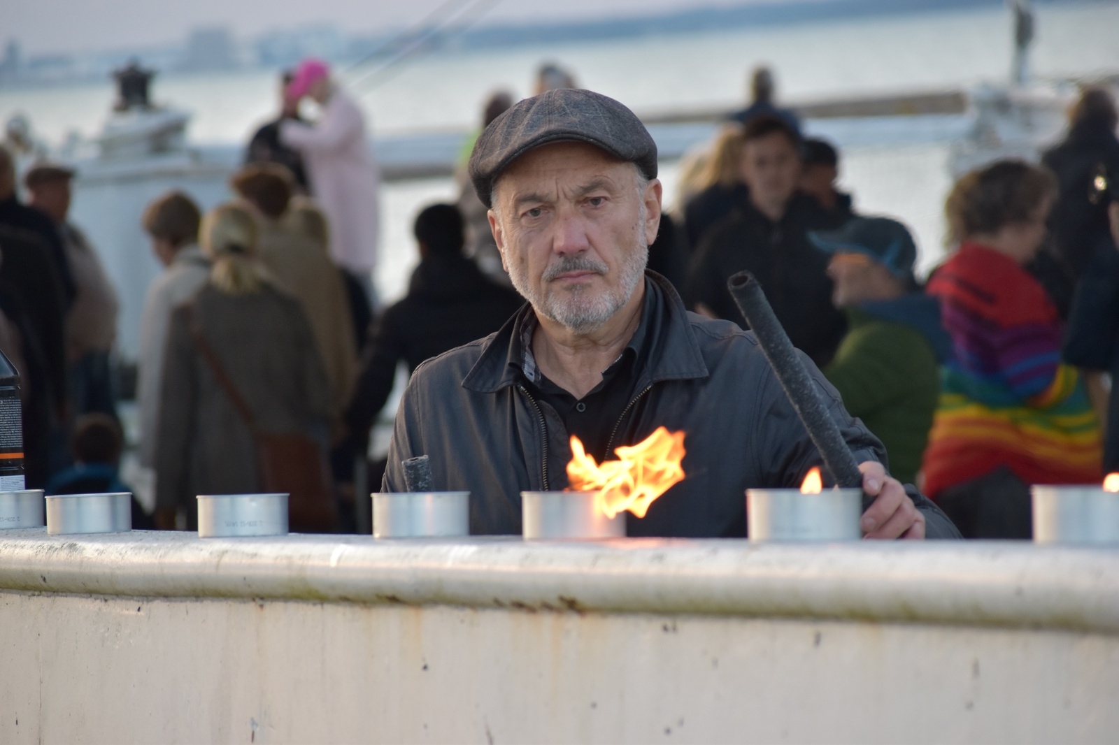 Eldskulptören Edwin Böck är konstnären bakom eldshowen på fartyget M/S Solsund och Färjestadens hamn.
