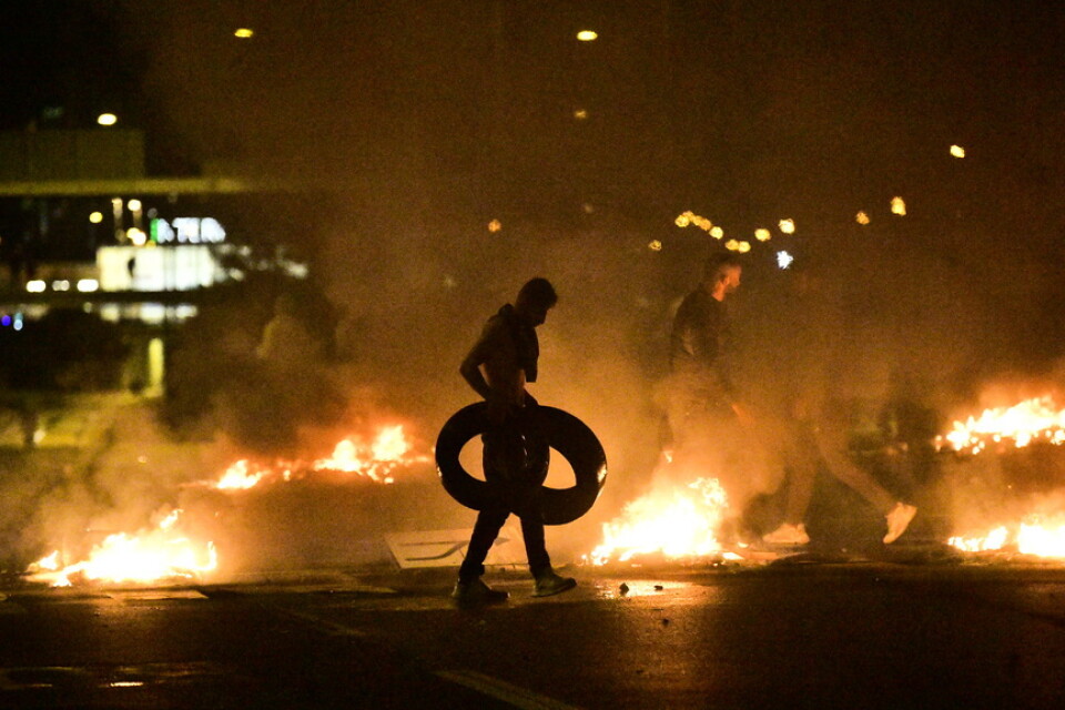 Malmö en kväll i slutet av augusti: Demonstranter bränner däck efter det att en koranbränning lett till omfattande protester och oroligheter. Arkivbild.