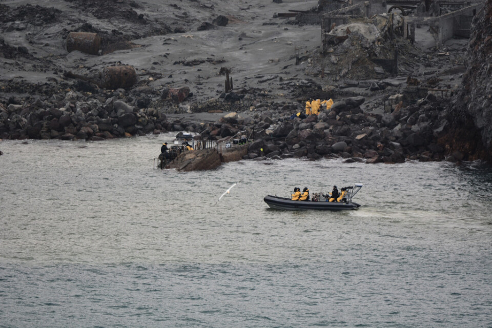 Båtar fanns beredda i närheten av ön i fall vulkanen skulle få ett nytt utbrott.