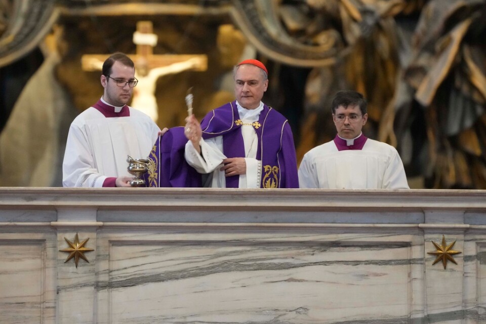 Kardinal Mauro Gambetti välsignar huvudaltaret i Peterskyrkan efter veckans nakenprotest.