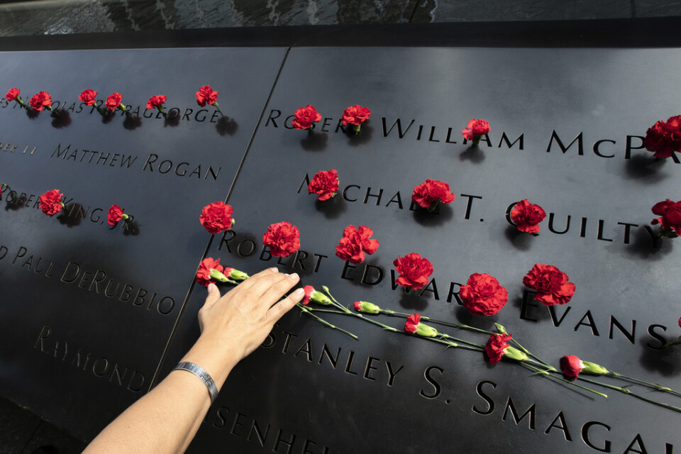 En anhörig lägger blommor vid minnesmonumentet i New York för 11 septemberdådens offer.