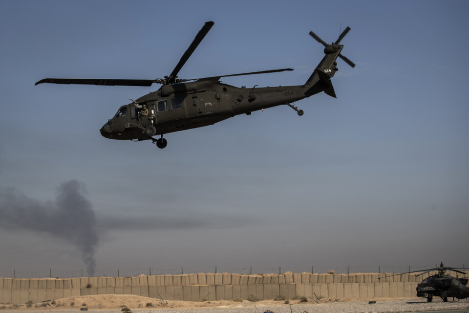 En helikopter lyfter från en amerikansk bas i Syrien. Arkivbild.