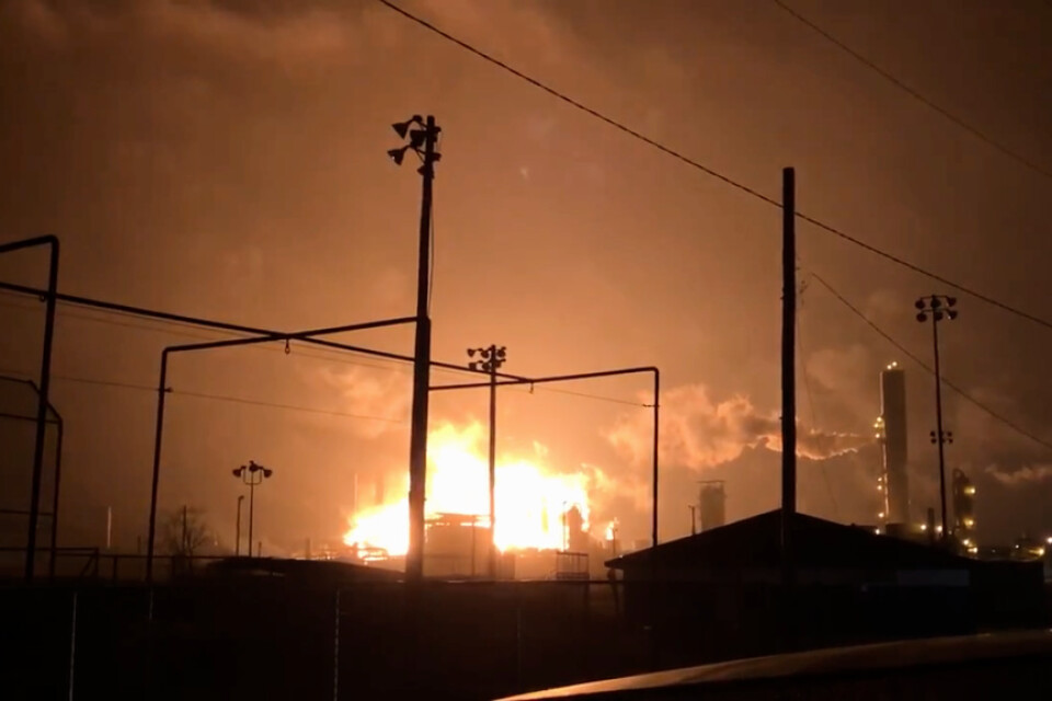 En explosion har lett till en storbrand vid en kemianläggning i Texas, USA.