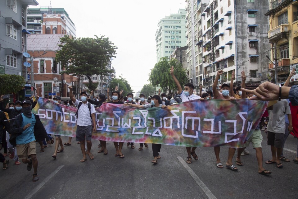 Demonstranter under en protestaktion den 3 juni mot Myanmars militärjunta i storstaden Rangoon.