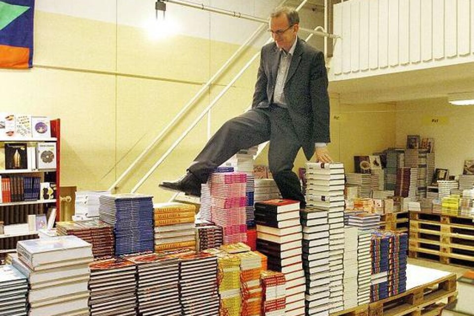 Ett litet steg för en människa... Anders Löfberg i Trelleborg är en av flera bokhandlare som hoppas att försäljningen tar ett kliv framåt i februari. BILD: CLAES NYBERG