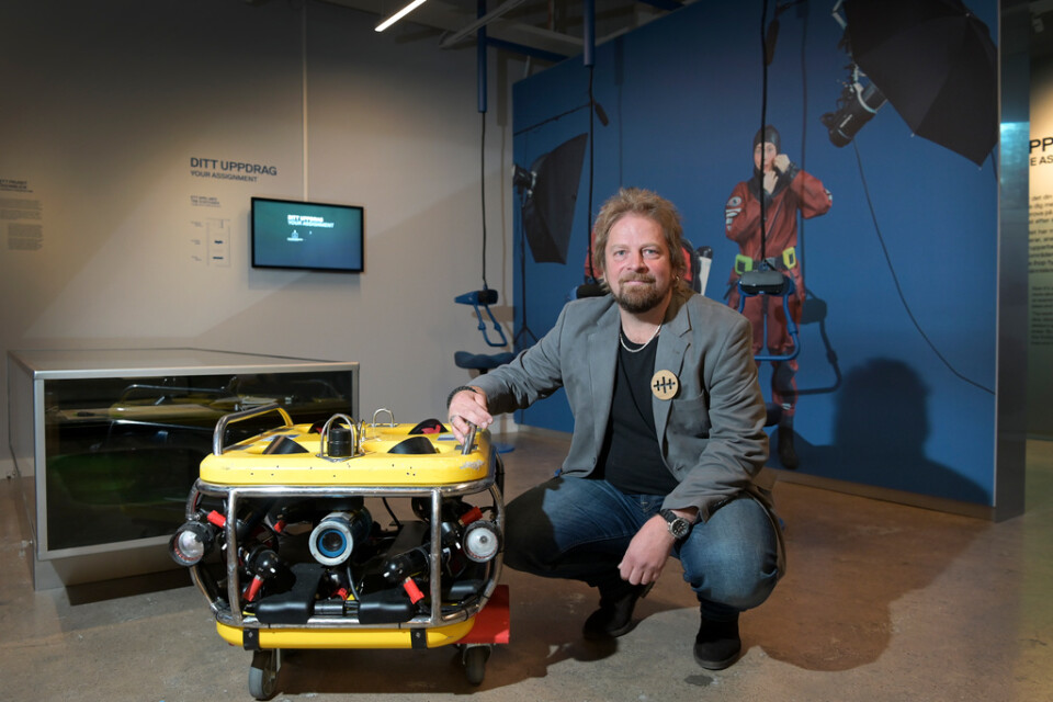 Marinarkeologen Jim Hansson vid en undervattensrobot som används för att utforska vrak på stora djup.