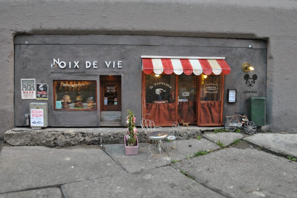 Mus-specialisten på Bergsgatan är monterad på ett ventilationsutrymme. Det består av nötbutiken Noix de Vie och restaurangen Il Topolino, som serverer ost och kex. Verket är signerat AnonyMouse.