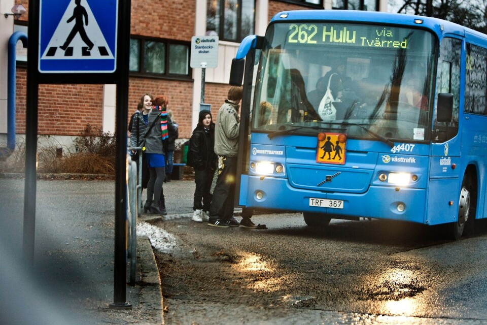 Nya busskortsregler har inneburit att fler elever skjutsas av sina föräldrar, medan bussarna går halvfulla, skriver signaturen Cajsa i Rånnaväg (bilden är en illustration och har inget direkt samband med texten).