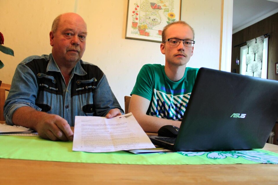 Reino och Johan Karlsson i Eskilshult fick ett brev från Telia med ett meddelande att deras fasta telefoni släcks ner i nästa vecka. Foto: Anna Borg