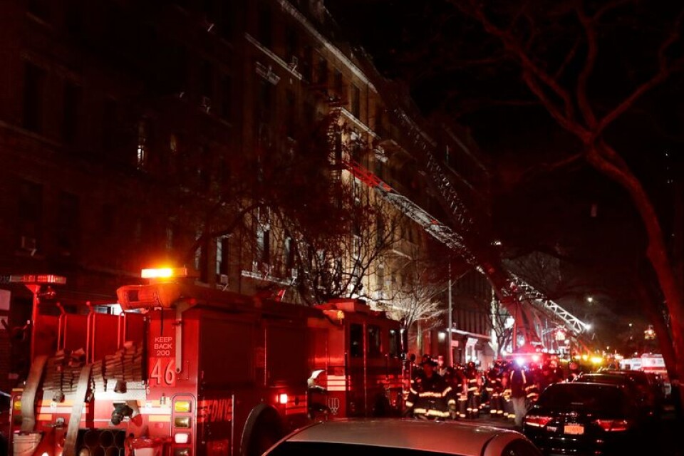 Räddningstjänsten på plats vid en brand i ett flerfamiljshus i Bronx i New York.