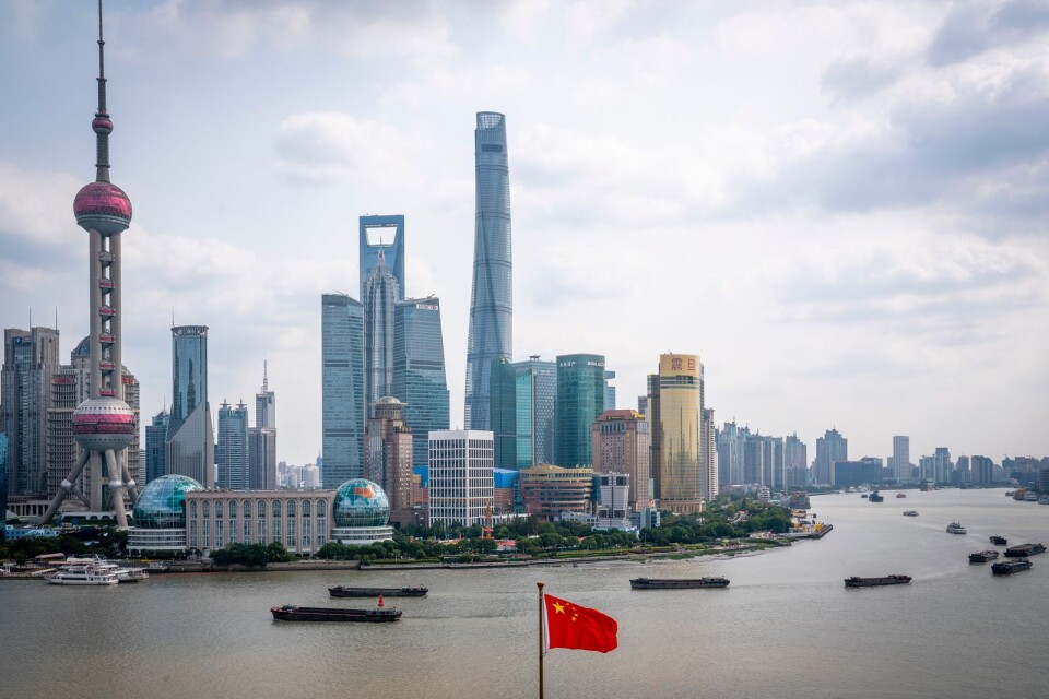 När länder som Kina gör framsteg sker en inkomstomfördelning och vi halkar efter. Bild: Shanghai skyline.