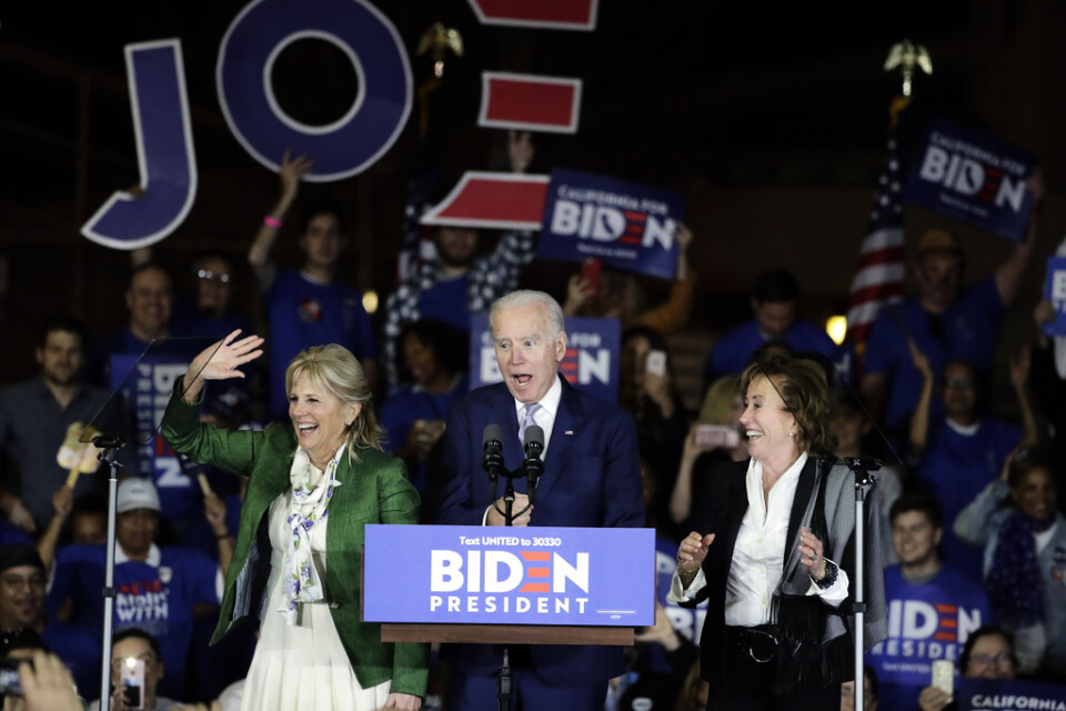 Joe Biden, med hustrun Jill (vänster) och systern Valerie (höger), på valvakan i Los Angeles.