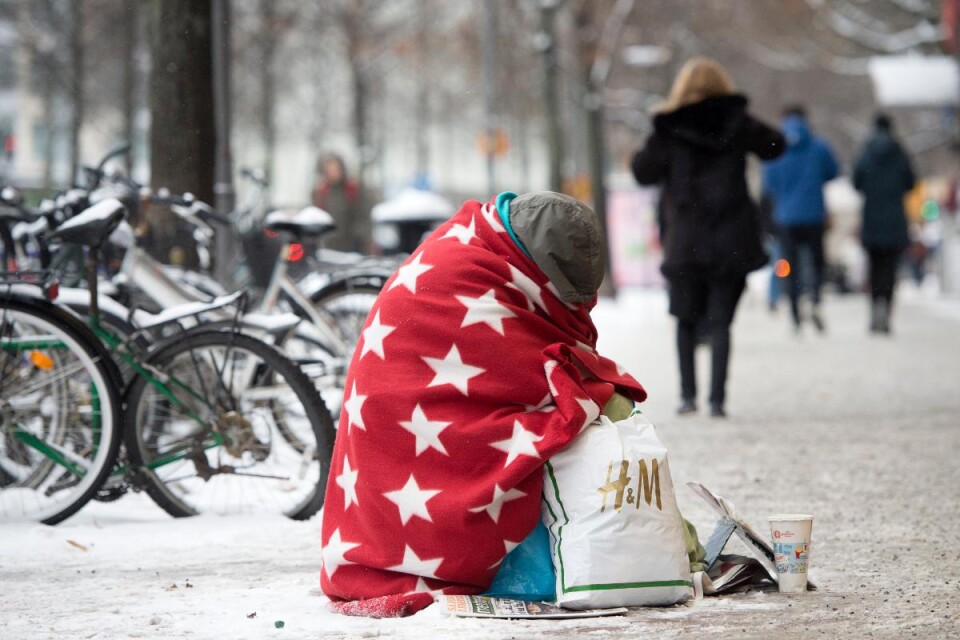 Tiggare på Sveavägen i Stockholm en kall vinterdag.