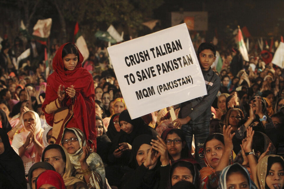 Protester mot talibaner i Islamabad Stockholm TT Pakistans huvudstad Islamabad skakas av ilskna protester, efter skolmassakern i Peshawar som tog 149 liv. Hundratals demonstranter utanför stadens Röda moské kräver att helgedomens inflytelserike predikant