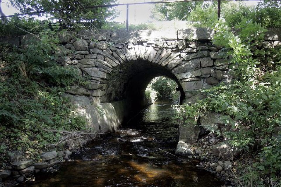 Den gamla stenbron i Lommarp från 1860 har gjort sitt. I sommar kommer Trafikverket att sätta dit en ny liknande bro. Foto: Arkiv