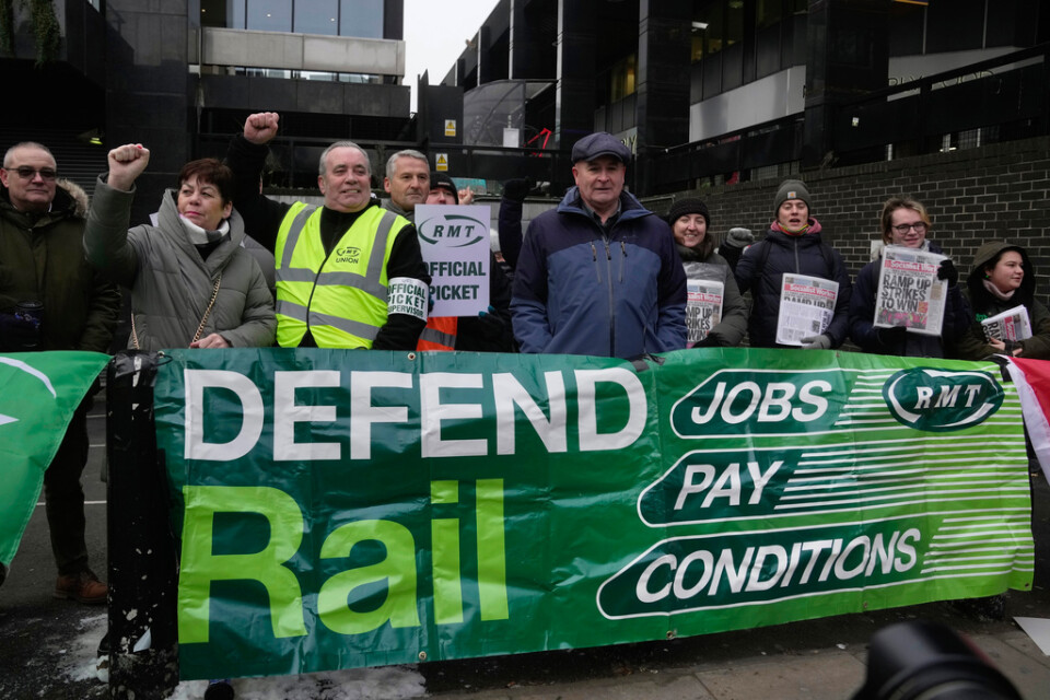 Järnvägsarbetare utanför stationen Euston i London under tisdagen. Facket RMT:s ordförande Mick Lynch i mitten.