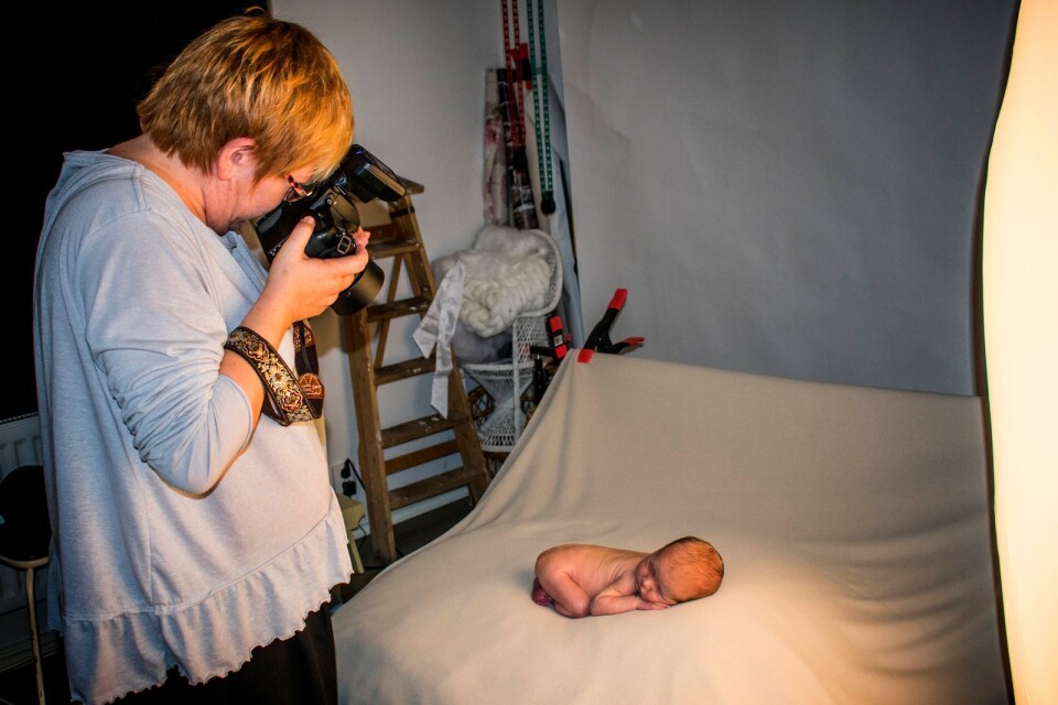 Fotografen Therese Silver-Sörensen är så kallad nyföddfotograf.