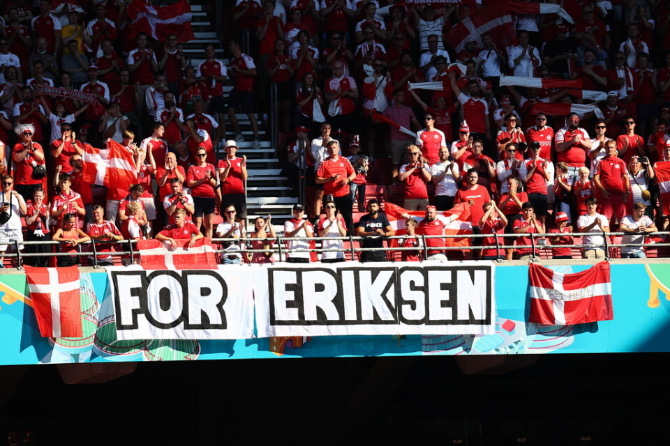 Danska supportrar visar sitt stöd för Christian Eriksen.