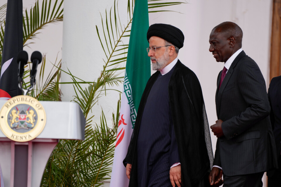 Irans president Ebrahim Raisi och Kenyas president William Ruto anländer till en presskonferens.
