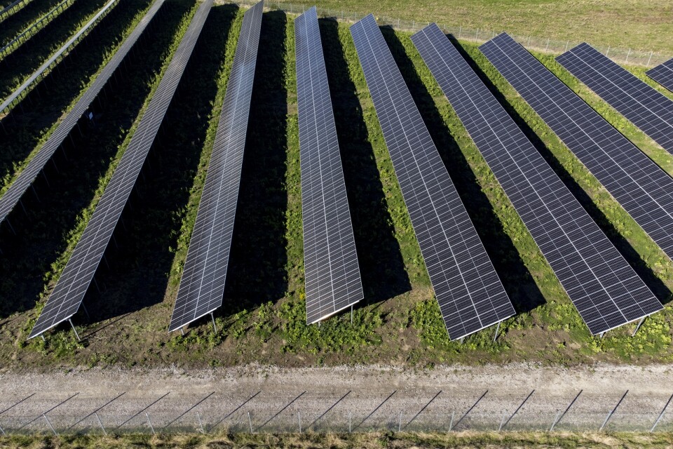 De flesta förknippar solceller med villatak. Men en betydande del av solenergin i Sverige väntas komma från större anläggningar som kräver miljökonsekvensbeskrivningar och tillstånd från fler aktörer, skriver representanter för Energiföretagen.
