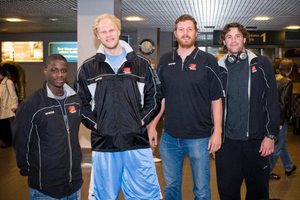 Samlade igen. Borås Baskets coach Anders Jonsson (näst längst till höger) tog emot lagets importer på flygplatsen i Lettland i går. För Dennis Springs (till vänster), Michael Kingma och Ryan McDade (till höger) väntar match redan i kväll.