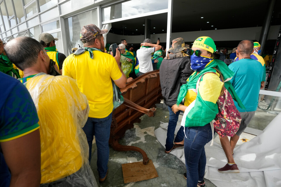 Anhängare till Brasiliens förre president Jair Bolsonaro stormade bland annat presidentpalatset i Brasília på söndagen. Arkivbild.