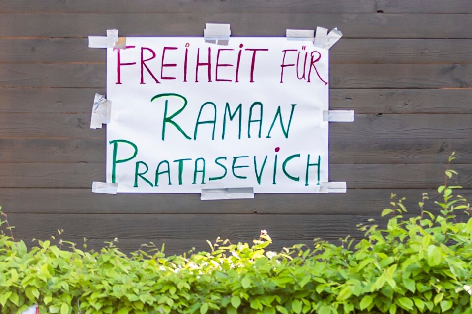 Protestplakat utanför Belarus ambassad i Berlin.