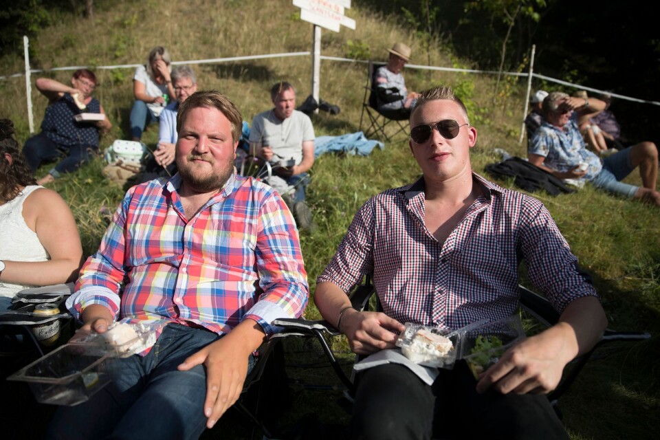 Filip Magnusson och Johan Svensson i vänta på konsert. Det var första gången de såg Sven-Ingvars live.