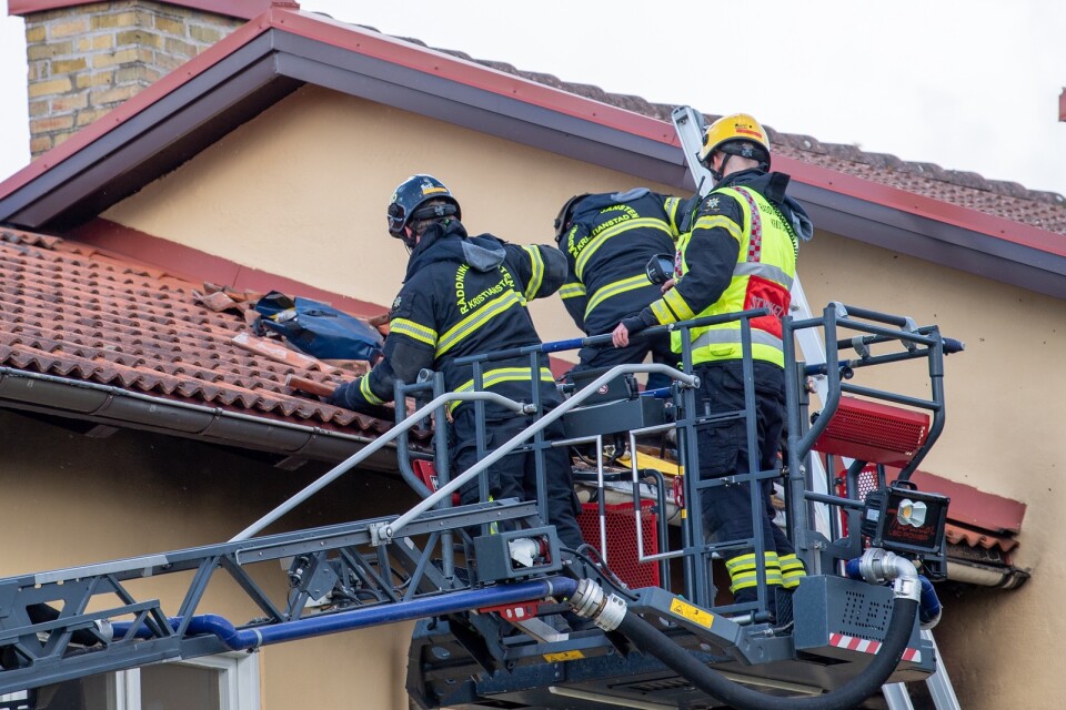 Brandmännen fick bryta upp taket för att komma åt att släcka.