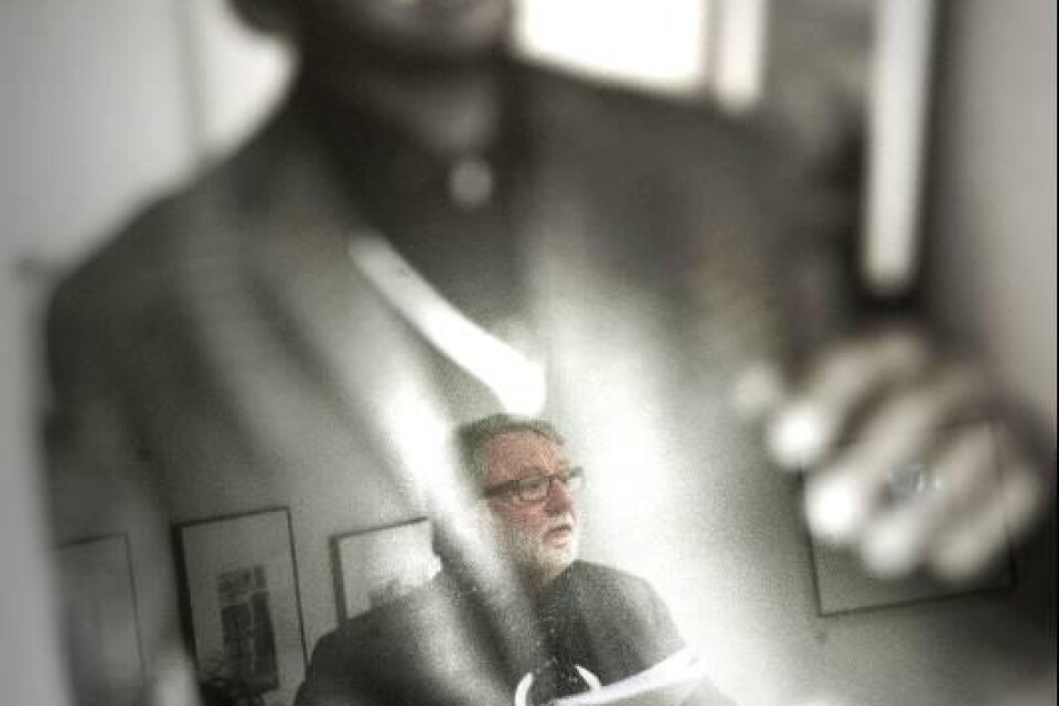 Konsthallschef Thomas Kjellgren speglas i ett utställningens enda porträtt av Ernest Cole. Själv fotograferade han den svarta befolkningens arbets- och vardagsliv.Foto: Lasse Ottosson
