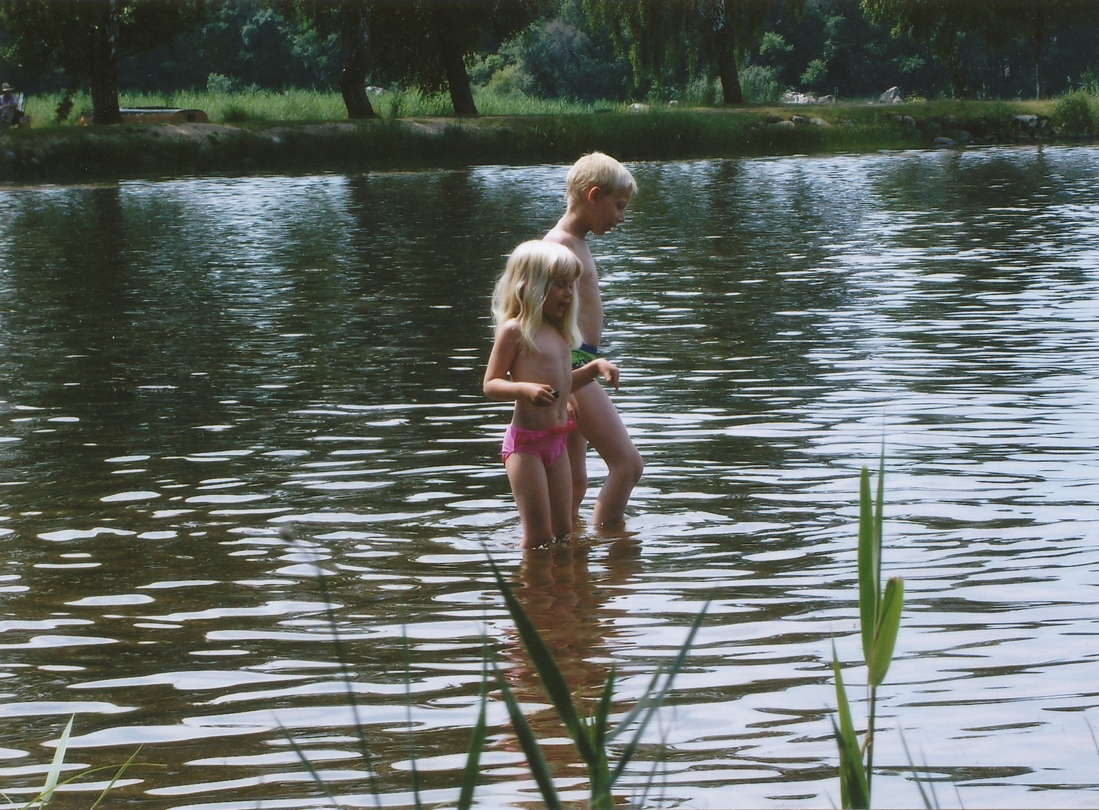 William och Tindra Arvidsson badar i Tyringesjön. Bilden är tagen av mamma Mikaela Arvidsson.