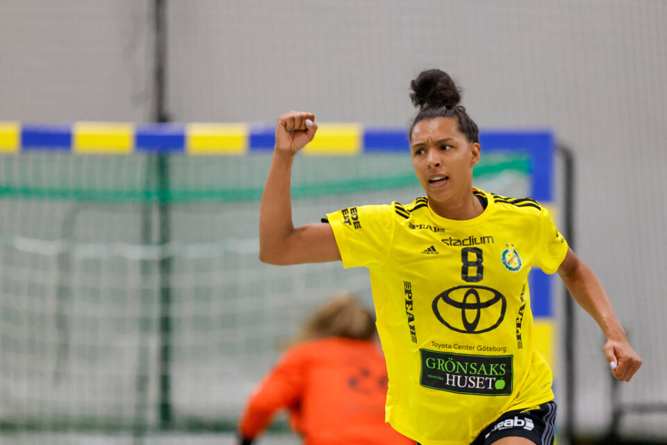 Sävehofs Jamina Roberts jublar efter att ha gjort mål under fredagens handbollsmatch i damernas SM-slutspel, final 2 i bäst av 5, mellan Skuru och Sävehof i Eriksdalshallen.