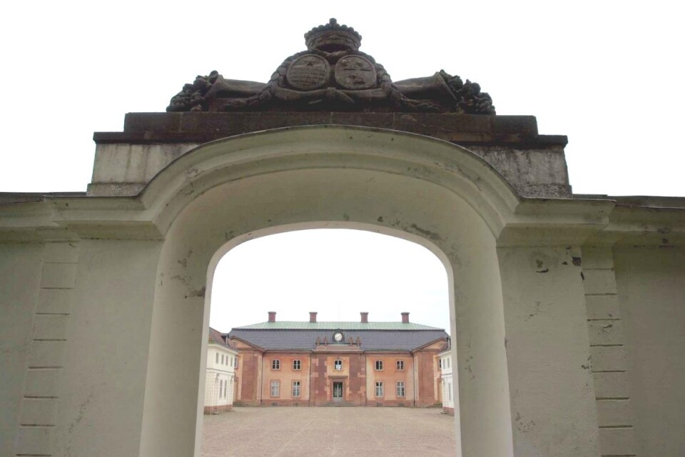 När ornamenten i sandsten reparerats, ska portalen in till Övedskloster åter se ut som den gjort i över 200 år. Foto: Tomaz Jönsson