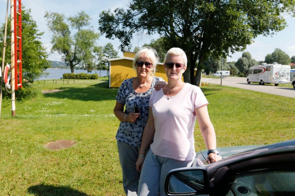 Mamma Åsa och dottern Malin Johansen som letat Åsas bortsprungna katt Molly vid kanotklubbens lokaler vid Åsunden. Under många av dessa 37 dygn har de sovit i bilen. Bilden tagen i slutet av juni.