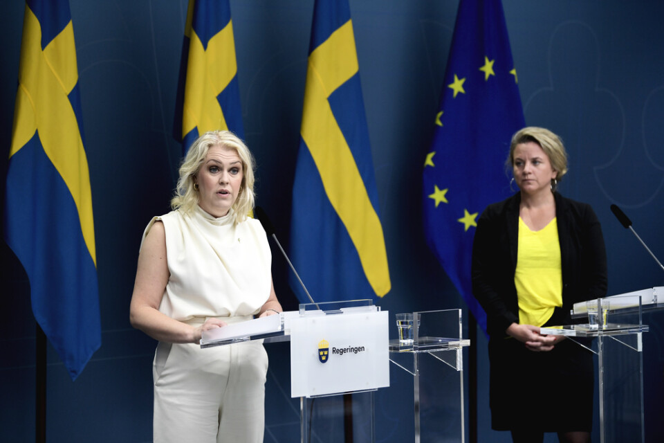 Socialminister Lena Hallengren (S) och Johanna Sandwall, krisberedskapschef på Socialstyrelsen, håller en pressbriefing med anledning av covid-19 i Rosenbad.