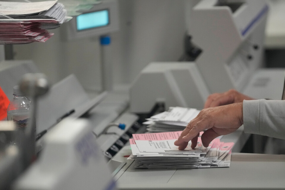 En valarbetare jobbar med rösträkningen i Las Vegas, Nevada.