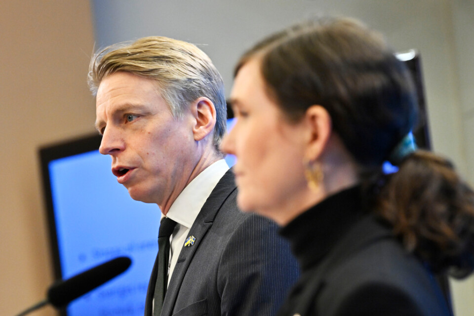 Miljöpartiets språkrör Per Bolund och Märta Stenevi vill stoppa all rysk energiimport till EU.