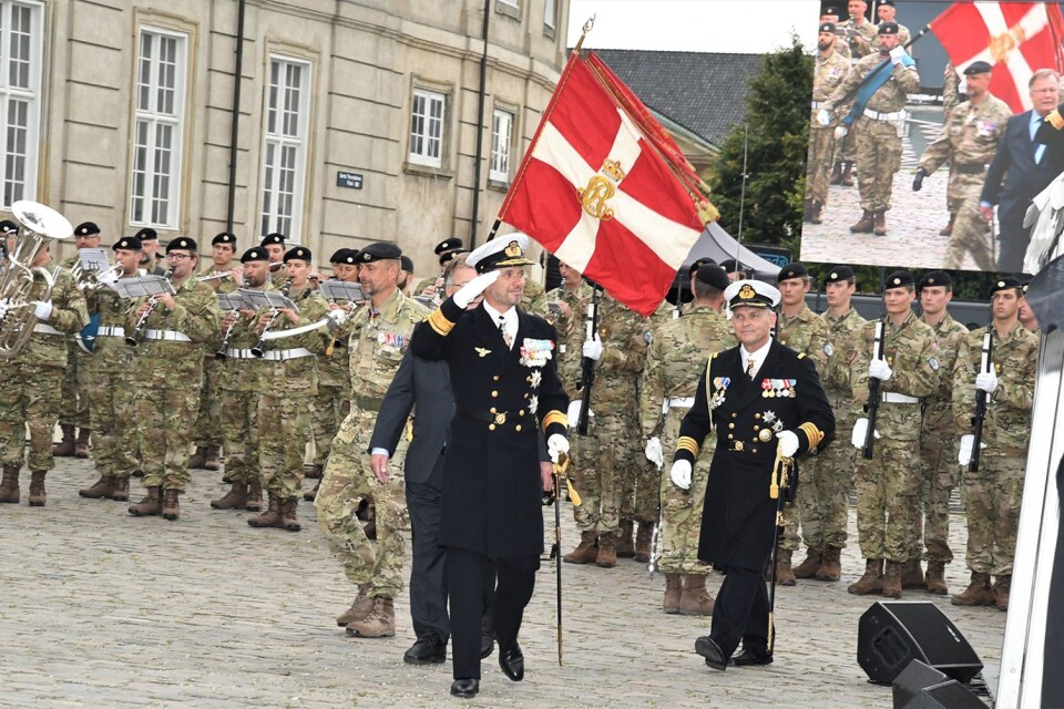 En bild från danska försvarsmaktens flaggdag 5 september i fjol. Den danske kronprinsen Frederik hälsar på truppen vid Thorvaldsens Plads i Köpenhamn.