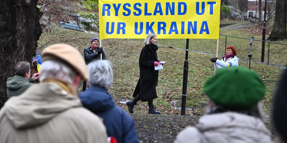 SSU:s ordförande Lisa Nåbo talar vid onsdagsdemonstrationen i slutet av december mot Rysslands och Putins krig i Ukraina utanför ryska ambassaden.  Även i sydöstra Skåne borde vi samla oss till en manifestation, menar John Andersson i Skurup.