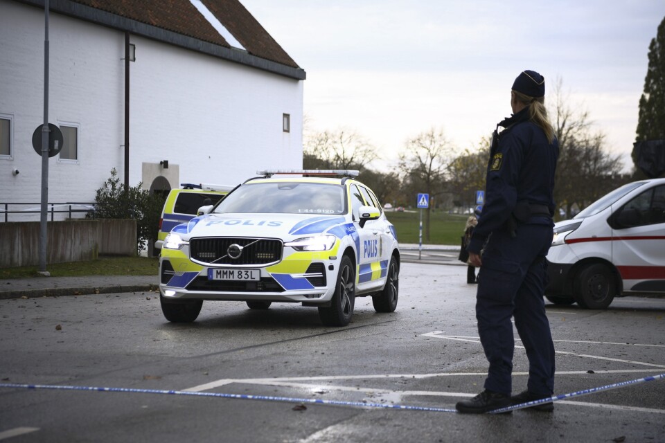 Polisen förbereder transport av den åtalade Theodor Engström.