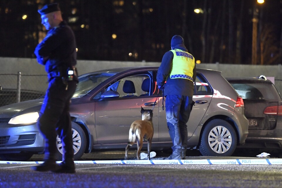 Polis på plats vid macken vid Kungens kurva i södra Stockholm efter skjutningen i januari 2020. Arkivbild.