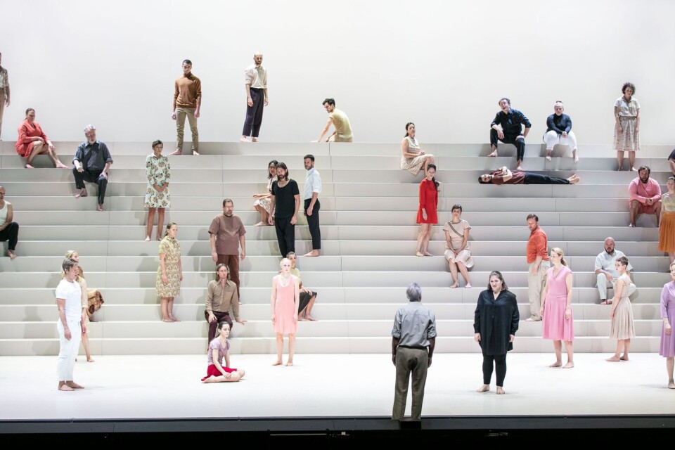 En stor trappa utgör scenen i Skånes dansteaters nya föreställning ”Mozarts Requiem”, som ges i en månad på Malmö Opera.
