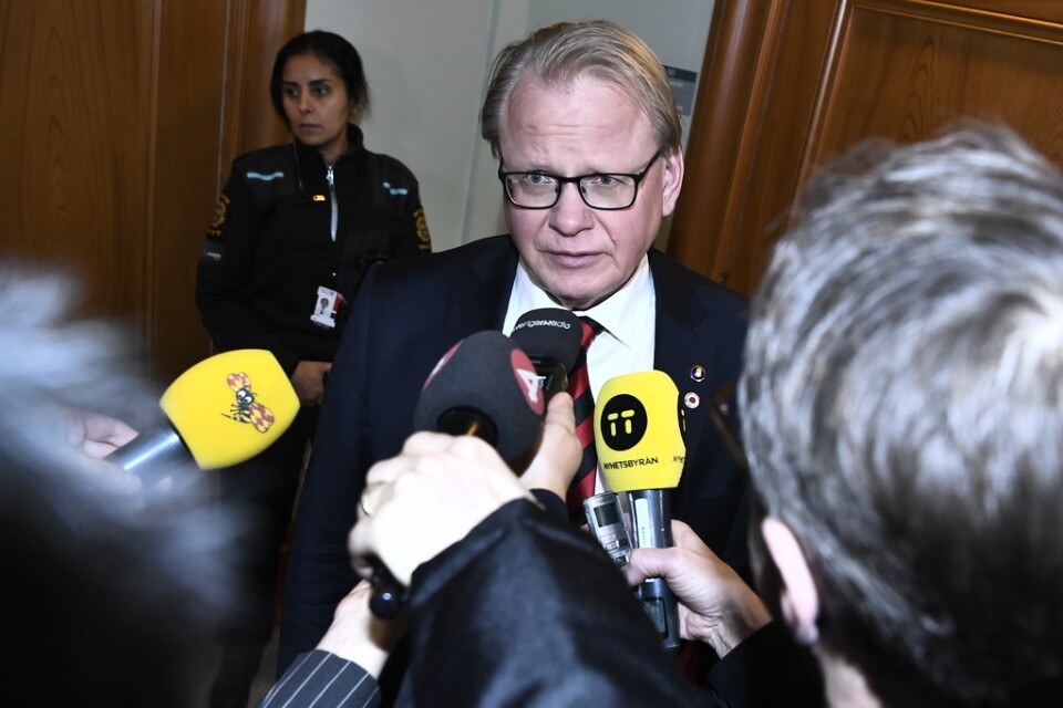 Försvarsminister Peter Hultqvist (S) efter mötet med utrikesutskottet där man bland annat pratade om de svenska trupperna i Irak.